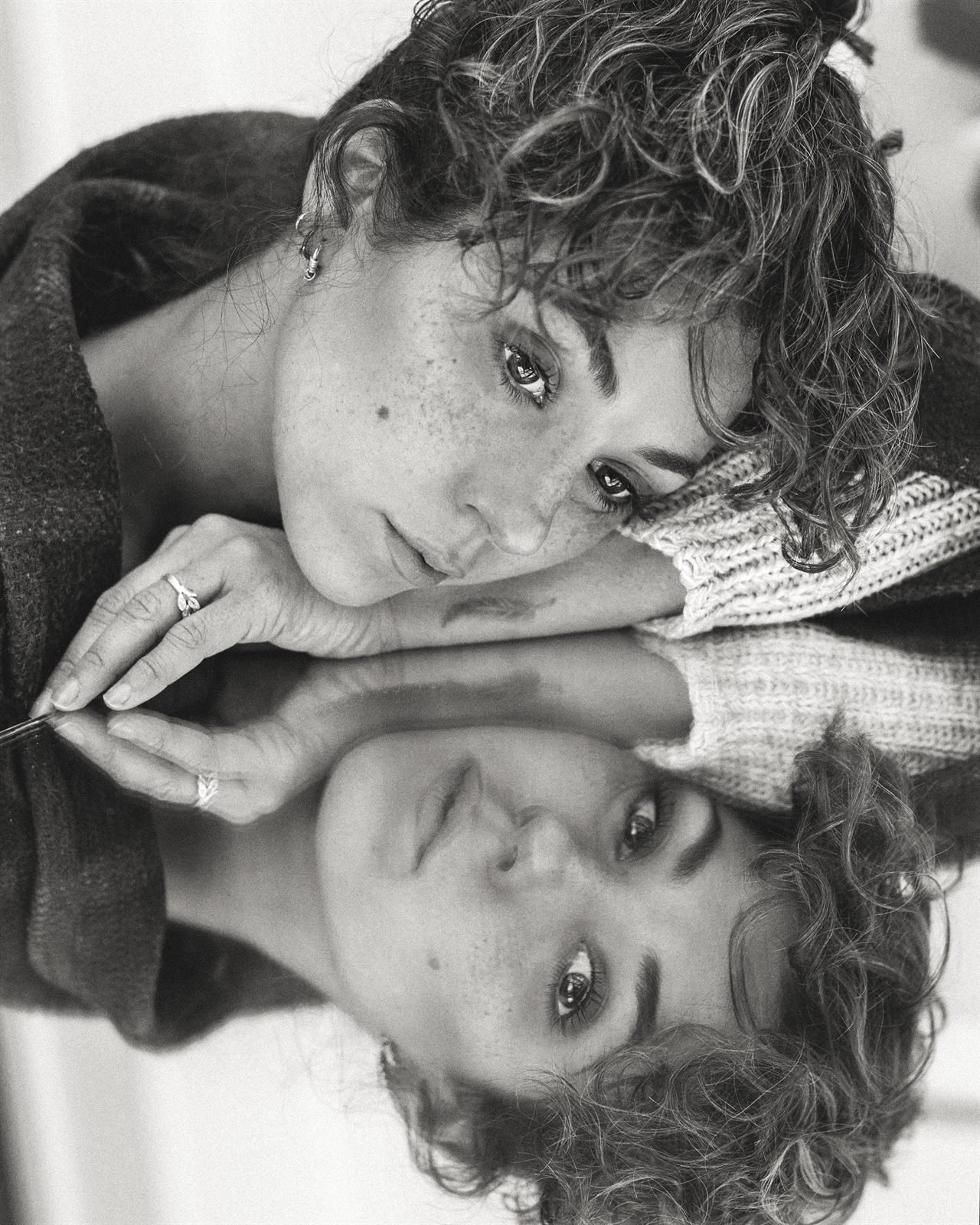Doble retrato en blanco y negro, reflejado